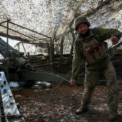 Ukrainische Artillerie feuert in der Nähe von Pokrowsk