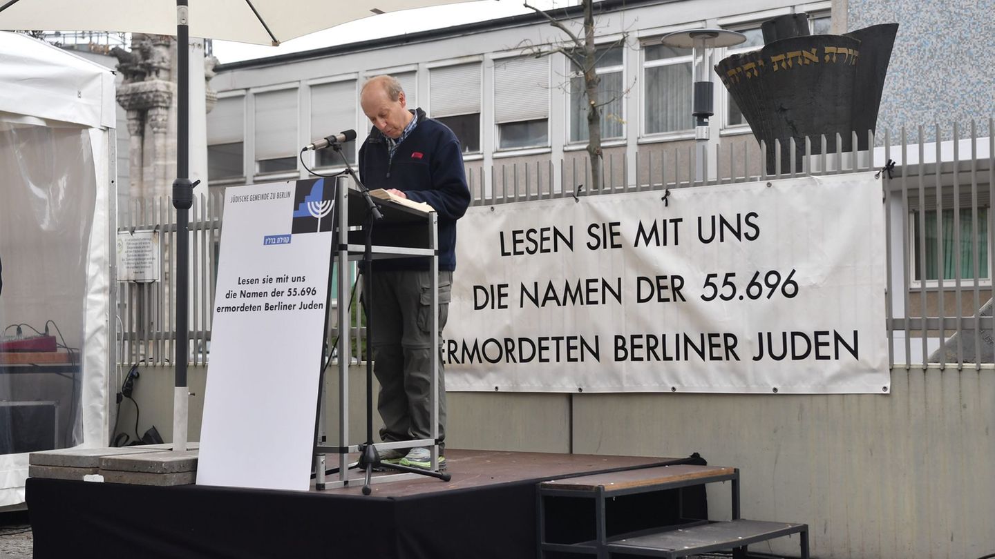 In Berlin werden die Namen ermordeter Juden vorgelesen. Foto: Paul Zinken/dpa