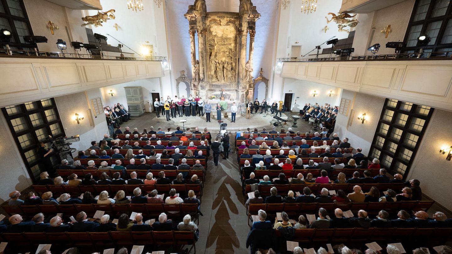 Die EKD-Ratsvorsitzende schlägt in der Frage des Friedens einen veränderten Kurs ein. Foto: Sebastian Kahnert/dpa