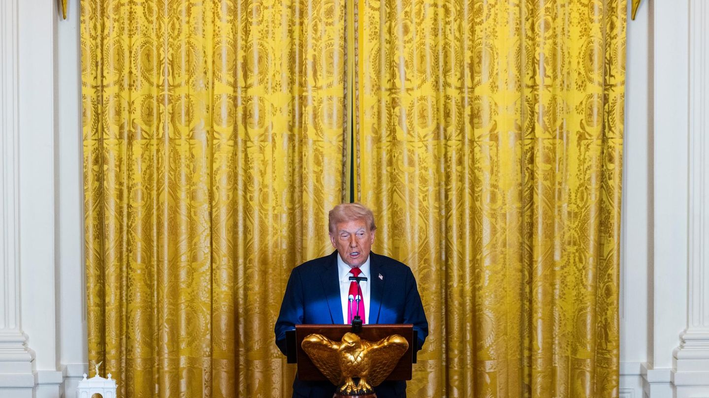 Donald Trump hält vor einem Goldvorhang im im East Room des Weißen Hauses eine Rede