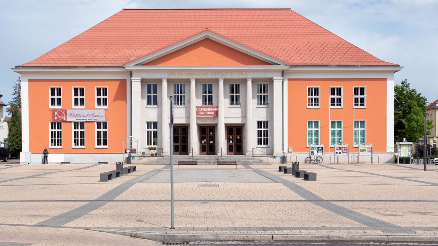 In Rathenow haben Brandenburger Landesregierung und Landtag an den Mauerfall und die friedliche Revolution erinnert (Archivbild)