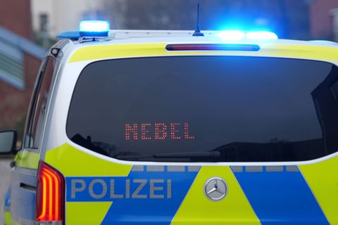 Die Polizei appelliert immer wieder an Autofahrer, bei schlechter Sicht langsamer zu fahren. (Symbolbild) Foto: Marcus Brandt/dp