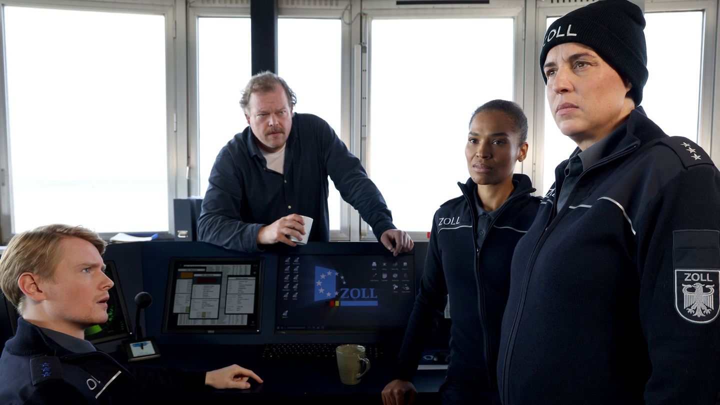 Zwei Jahre nach "Der Bremerhaven-Krimi: Tödliche Fracht" setzt das Erste die Filmreihe fort, von links: Lukas Zumbrock, Bernd Hölscher, Cynthia Micas und Elena Uhlig.