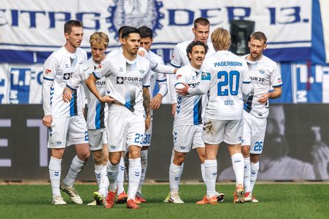 Sebastian Klaas (r, SC Paderborn 07) jubelt mit Teamkollegen nach seinem Treffer zum 1:0. Foto: Andreas Gora/dpa