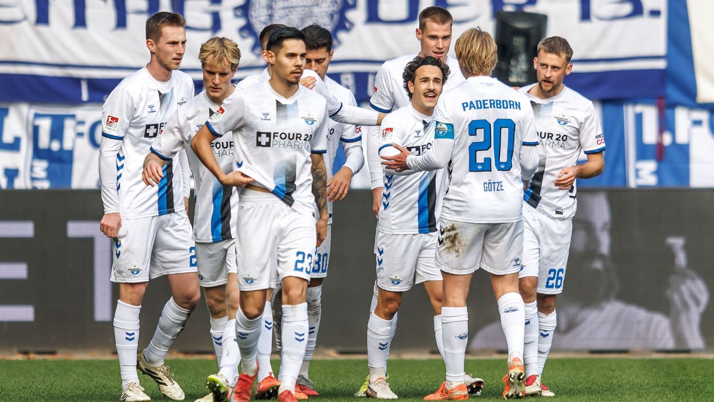 Sebastian Klaas (r, SC Paderborn 07) jubelt mit Teamkollegen nach seinem Treffer zum 1:0. Foto: Andreas Gora/dpa