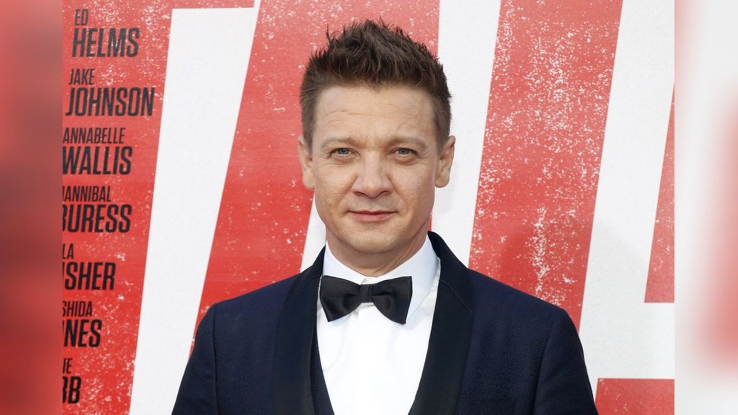 Hat Jeremy Renner ungefragt Nacktbilder von sich verschickt? Der Marvel-Star weist die Vorwürfe vehement zurück.