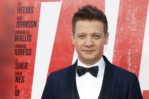 Hat Jeremy Renner ungefragt Nacktbilder von sich verschickt? Der Marvel-Star weist die Vorwürfe vehement zurück.