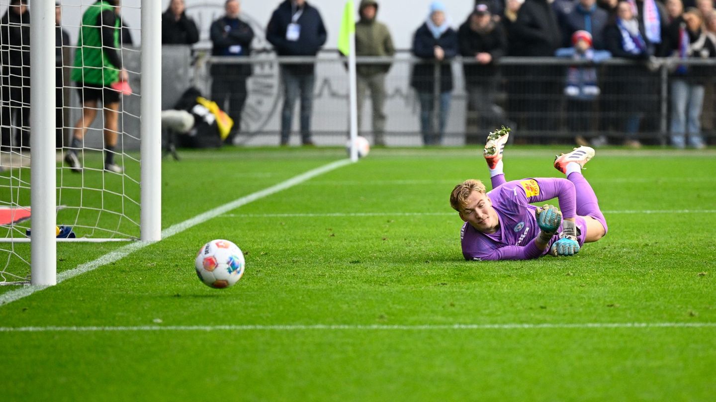 Kiels Torwart Jonas Krumrey überzeugt Foto: Gregor Fischer/dpa