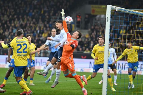 Das Tor zum 0:1: Bochums Cajetan Lenz ist eher am Ball als Braunschweigs Torwart Ron-Thorben Hoffmann. Foto: Swen Pförtner/dpa