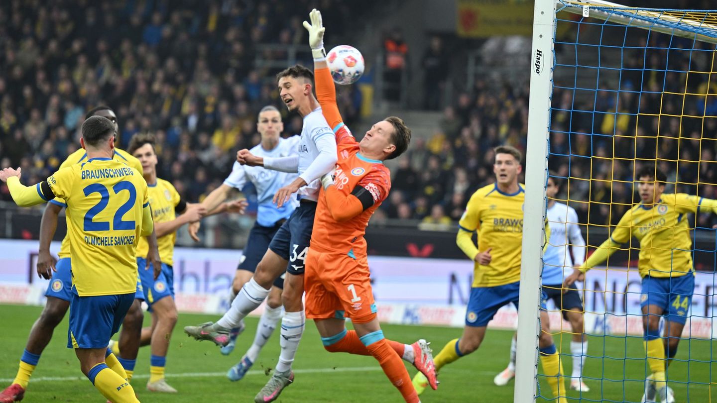 Das Tor zum 0:1: Bochums Cajetan Lenz ist eher am Ball als Braunschweigs Torwart Ron-Thorben Hoffmann. Foto: Swen Pförtner/dpa