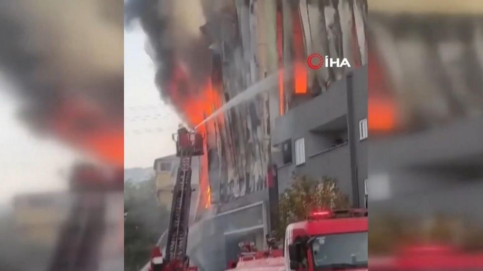 Mehrere Tote: Großbrand zerstört Parfümlager in der Türkei