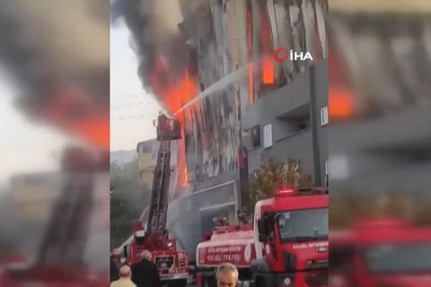 Mehrere Tote: Großbrand zerstört Parfümlager in der Türkei