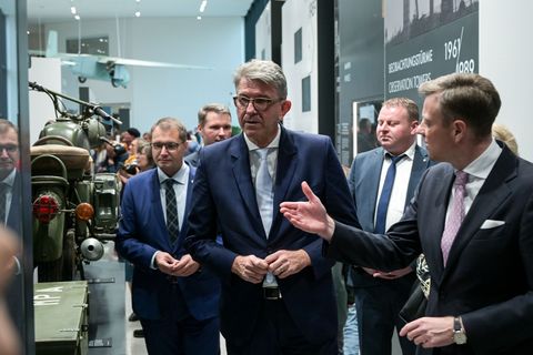 Kulturstaatsminister Wolfram Weimer bezeichnete das neugestaltete Deutsch-Deutsche Museum Mödlareuth als Mahnmal. Foto: Heiko Re