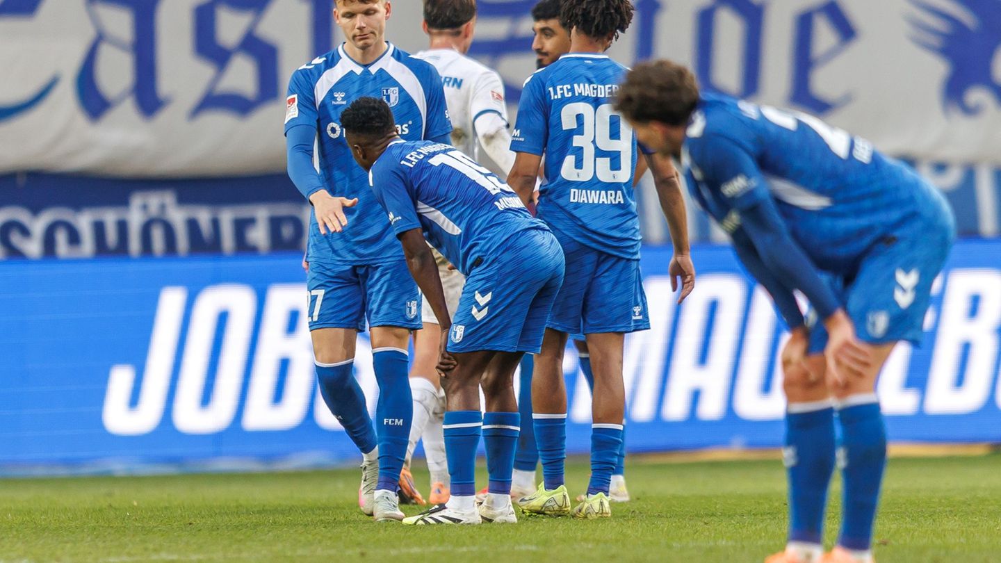 Trotz guter Partie keine Punkte: Magdeburgs Spieler sind enttäuscht. Foto: Andreas Gora/dpa
