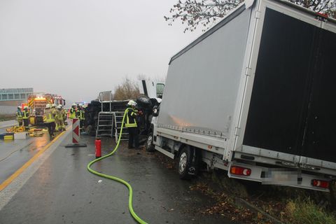 Einer der Transporter kippte auf die Seite und blieb in der Position liegen. Foto: Daniel Hobein/Feuerwehr Bad Salzuflen/dpa