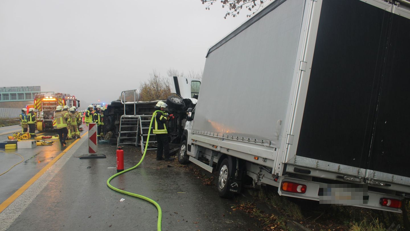 Einer der Transporter kippte auf die Seite und blieb in der Position liegen. Foto: Daniel Hobein/Feuerwehr Bad Salzuflen/dpa