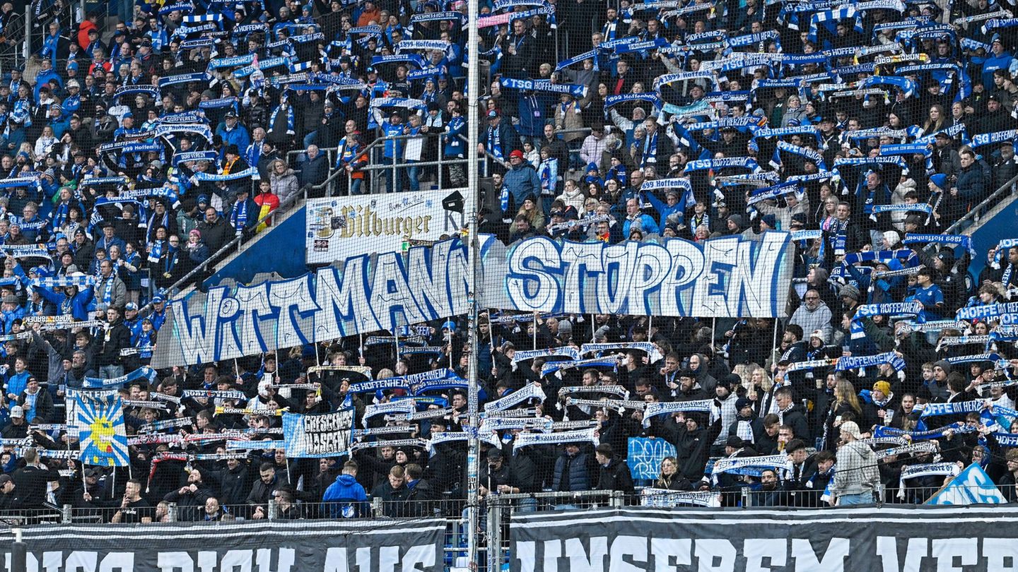 Fans der TSG Hoffenheim zeigten beim Heimspiel gegen RB Leipzig ihren Unmut über Spielerberater Roger Wittmann. Foto: Uwe Anspac