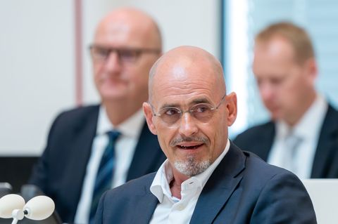 Die SPD/BSW-Koalition - darunter Ministerpräsident Dietmar Woidke (SPD) und BSW-Fraktionschef Niels-Olaf Lüders - berät über zwe