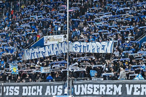 Hoffenheimer Fans protestierten beim Spiel gegen Leipzig gegen Spielerberater Roger Wittmann. Foto: Uwe Anspach/dpa