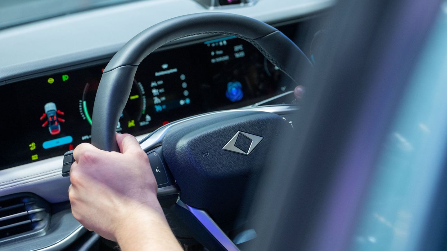 Ein Vater hat auf einem Wirtschaftsweg bei Pirmasens versucht, seinem neunjährigen Sohn das Autofahren beizubringen. (Symbolbild