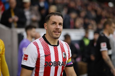 Da kann man schon mal lächeln - Christian Günter ist nun alleiniger Rekordspieler des SC Freiburg. Foto: Philipp von Ditfurth/dp