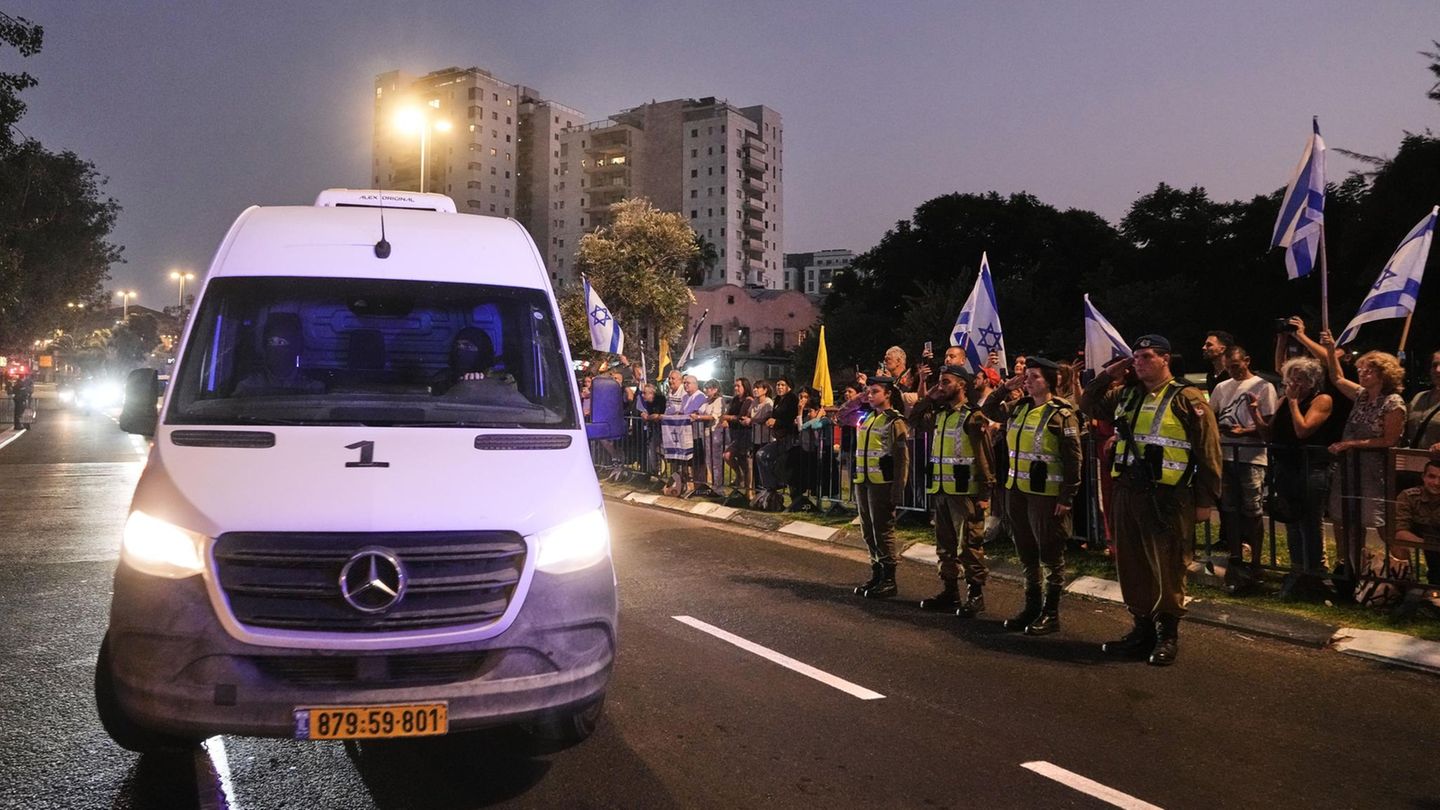Ein Konvoi mit einem Sarg kommt am Forensischen Institut Abu Kabir im israelischen Tel Aviv an