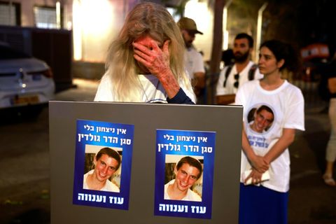 Menschen vor der Gerichtsmedizin in Tel Aviv