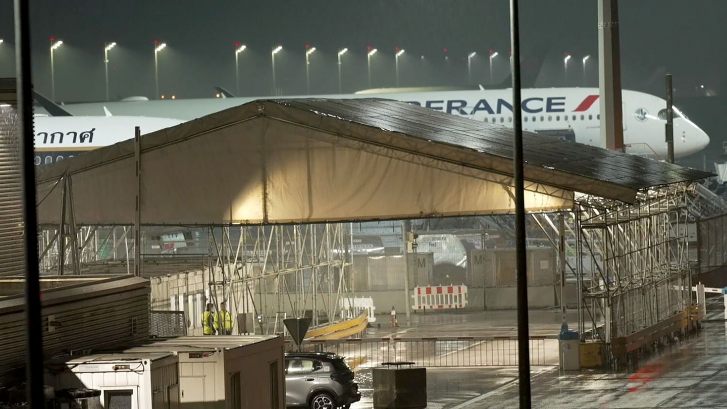 Das Air France Flugzeug musste wegen Brandgeruchs auf dem Münchner Flughafen notlanden. Foto: Ehsan Monajati/dpa
