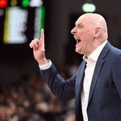 Przemyslaw Frasunkiewicz feiert mit den Seawolves einen Sieg in Würzburg. Foto: Michael Schwartz/dpa