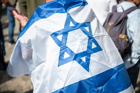 Ein Jugendlicher soll versucht haben, eine israelische Flagge anzuzünden. (Symbolbild) Foto: Daniel Vogl/dpa