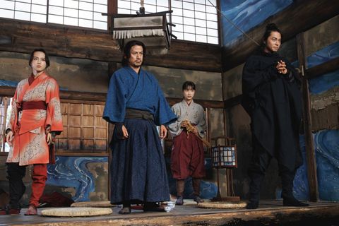 Futaba Katsuki (Yumia Fujisaki, links), Shujiro Saga (Junichi Okada, zweiter von links), Iroha Kinugasa(Kaya Kiyohara) und Kyojin Tsuge (Masahiro Higashide) kämpfen um ihr Leben.