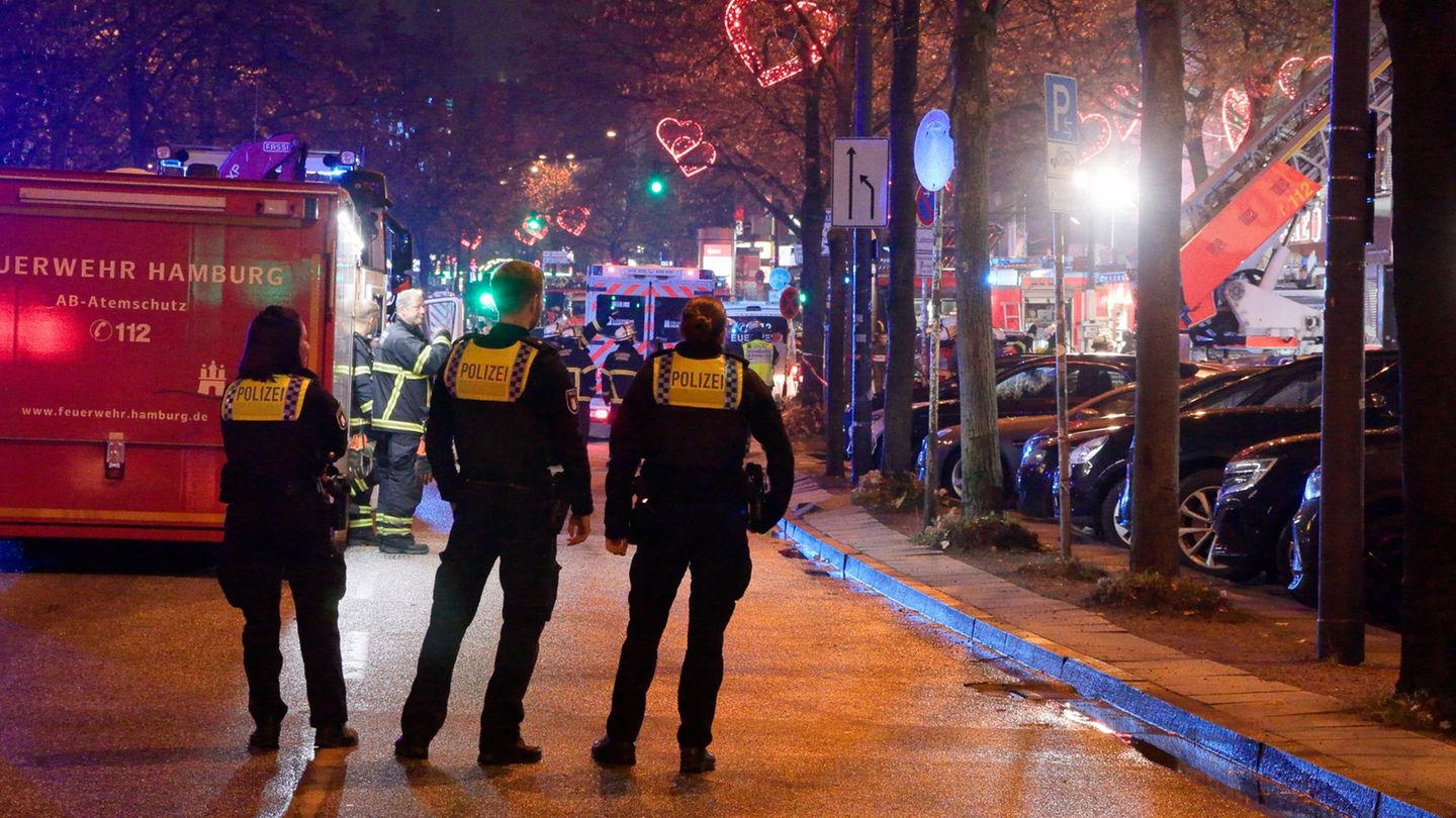 Es brannte in einem Wohn- und Geschäftshaus. Foto: Sebastian Peters/NEWS5/dpa