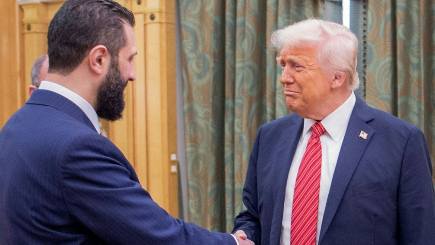 Al-Scharaa und Trump bei einem Treffen in Riad im Mai