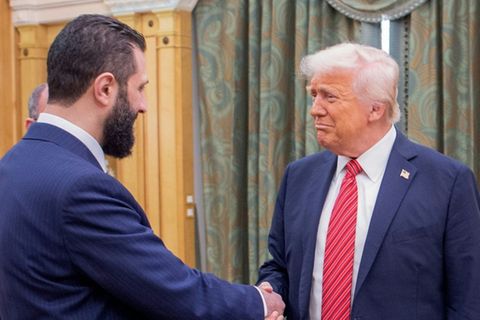 Al-Scharaa und Trump bei einem Treffen in Riad im Mai