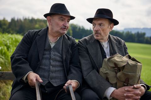 Silvan Heingeiger (Sigi Zimmerschied, l.) nimmt den Schuster Julius Kraus (Josef Hader) mit seiner Kutsche mit zum Leder kaufen