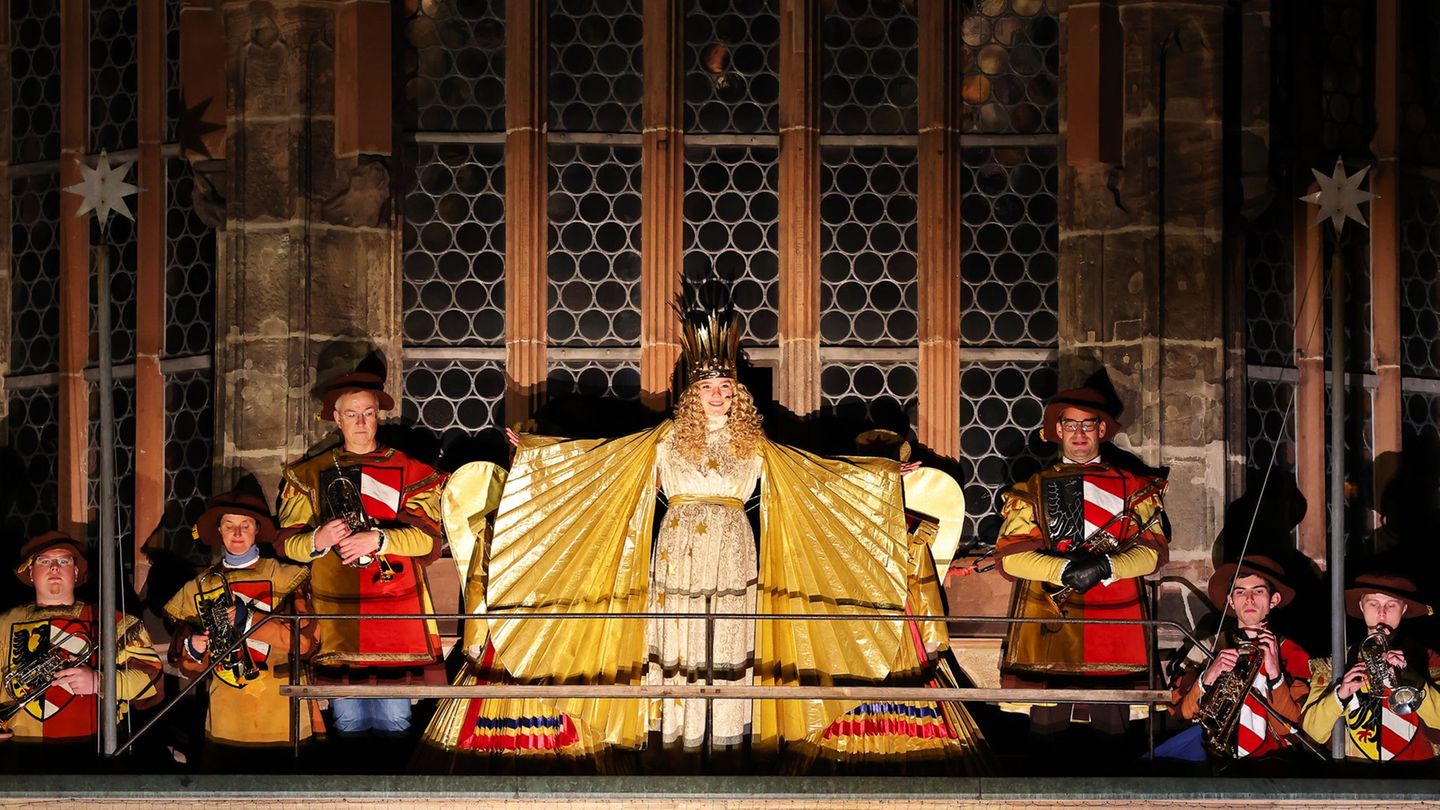 So prunkvoll wie hier bei der Eröffnung des Nürnberger Christkindlesmarktes 2024 soll auch das Kostüm des neuen Christkinds Nora