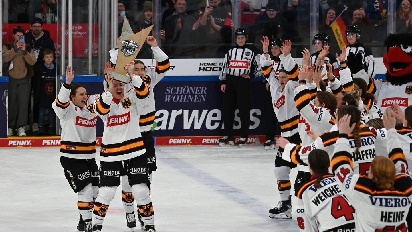 Die deutschen Eishockey-Frauen gewannen am Wochenende den Deutschland Cup Foto: Markus Lenhardt/dpa