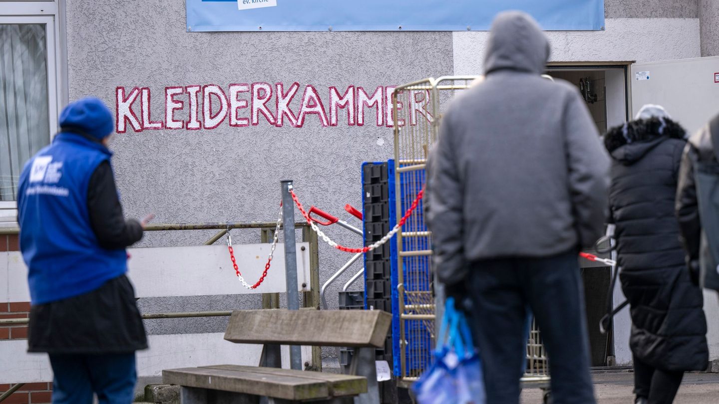Wer eine ungenutzte Winterjacke hat, kann diese spenden. (Archivbild) Foto: Monika Skolimowska/dpa