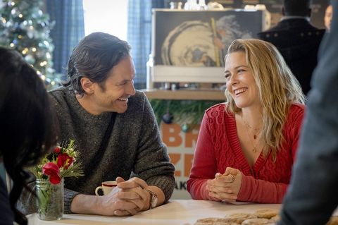 Oliver Hudson als Everett und Alicia Silverstone als Kate im neuen Netflix-Weihnachtsfilm "A Merry Little Ex-Mas". (Start am 12.