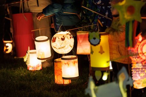 Traditionell basteln Kinder Laternen für den Martinsumzug. (Symbolbild) Foto: Julian Rettig/dpa