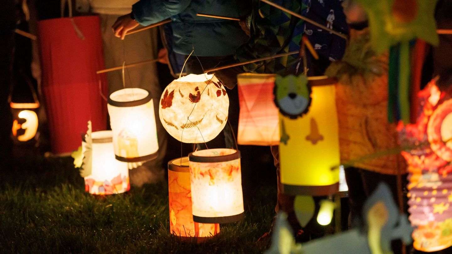 Traditionell basteln Kinder Laternen für den Martinsumzug. (Symbolbild) Foto: Julian Rettig/dpa