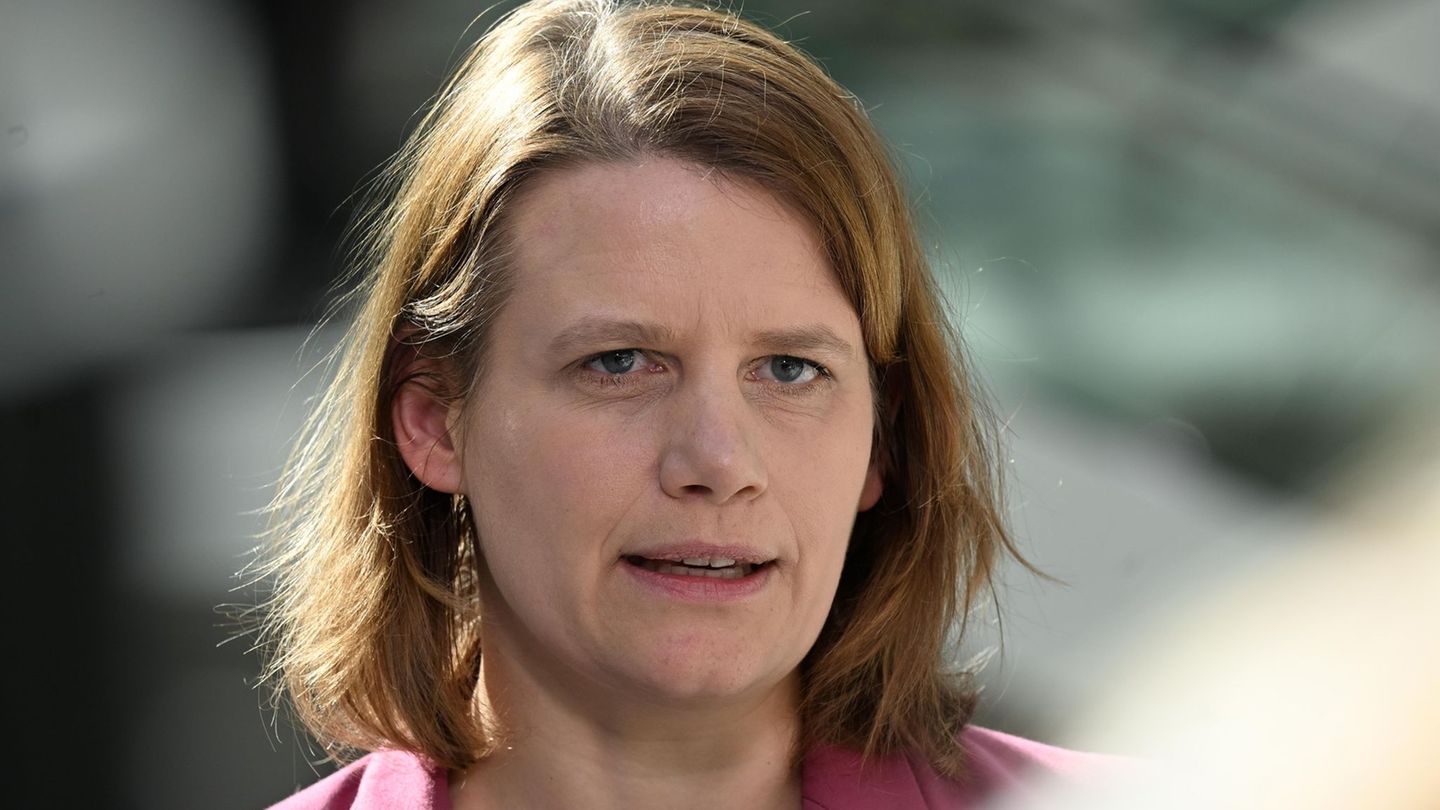 Kultusministerin Julia Willie Hamburg fordert ein Mindestalter von 14 Jahren für soziale Netzwerke. (Archivbild) Foto: Shireen B