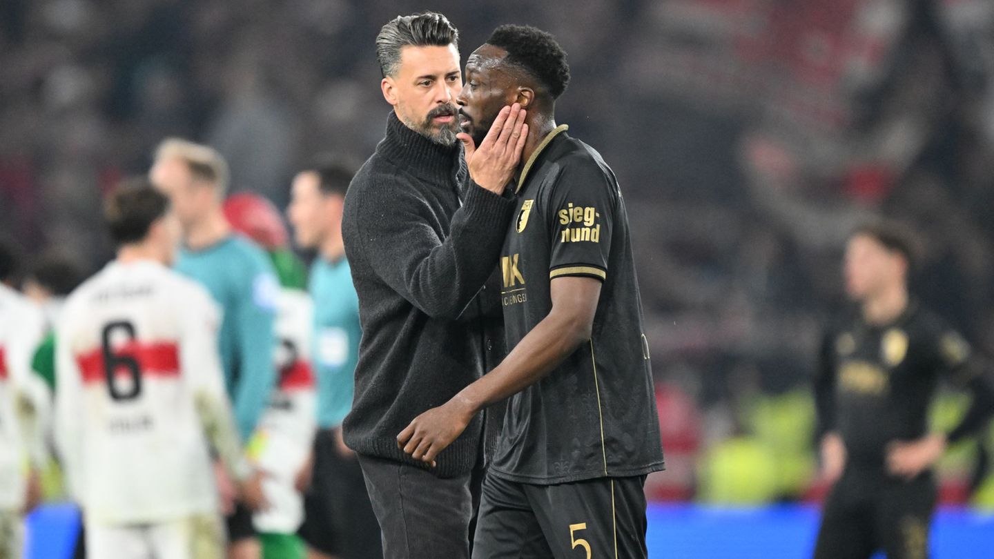 Wieder nichts: Augsburgs Trainer Wagner versucht den Verteidiger Matsima zu trösten. Foto: Bernd Weißbrod/dpa