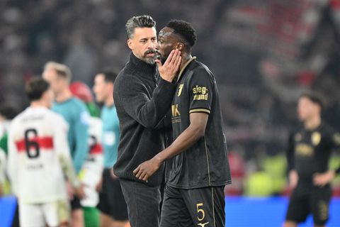 Wieder nichts: Augsburgs Trainer Wagner versucht den Verteidiger Matsima zu trösten. Foto: Bernd Weißbrod/dpa