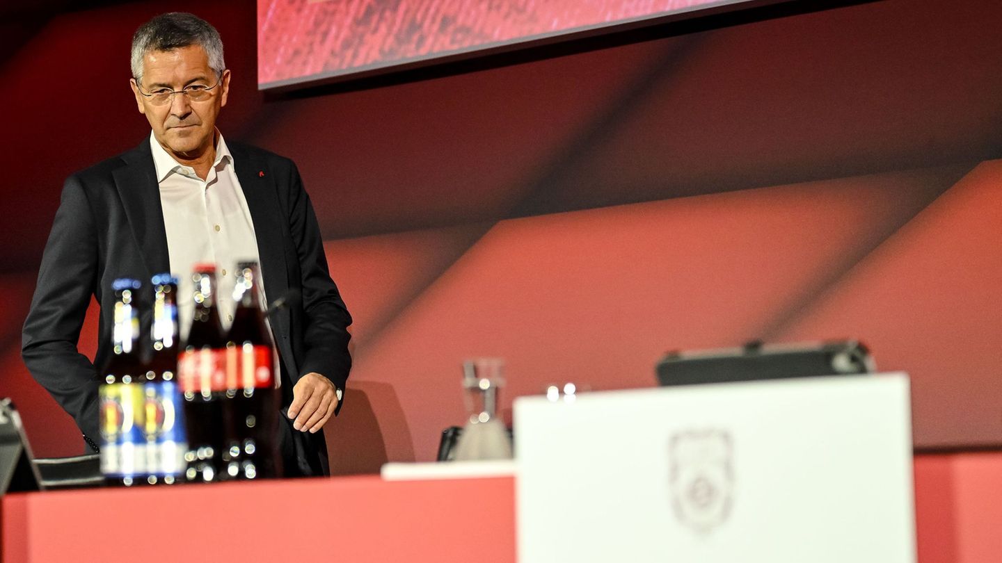 Bayern-Präsident Hainer wünscht sich Maßnahmen zur Deckelung von Spieler-Gehältern. (Archivbild) Foto: Harry Langer/dpa