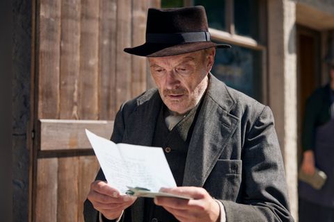 "Sturm kommt auf": Julius Kraus (Josef Hader) erhält einen Brief von seinem Sohn aus Amerika.