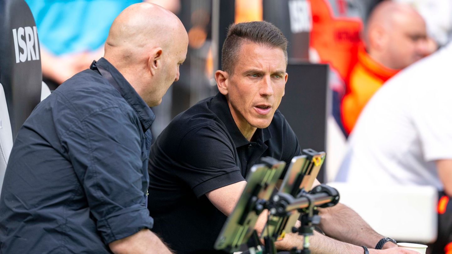 Wolfsburgs Geschäftsführer Sport Peter Christiansen (l) und Interimstrainer Daniel Bauer. Foto: David Inderlied/dpa