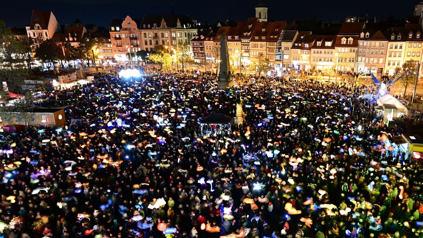 Auf dem Erfurter Domplatz wird wieder ein Ökumenisches Martinsfest gefeiert. (Archivbild) Foto: Martin Schutt/dpa