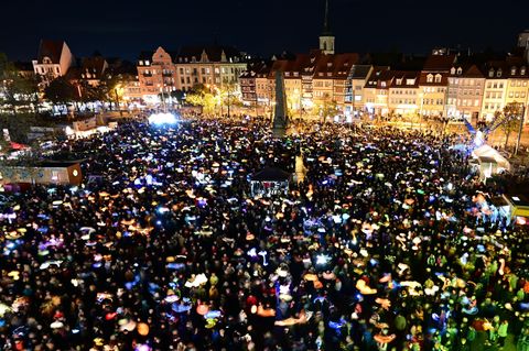 Auf dem Erfurter Domplatz wird wieder ein Ökumenisches Martinsfest gefeiert. (Archivbild) Foto: Martin Schutt/dpa