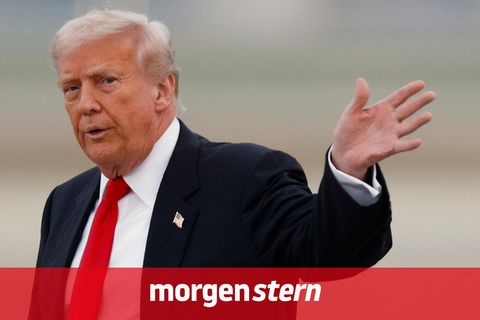 Donald Trump, Präsident der USA, winkt mit links